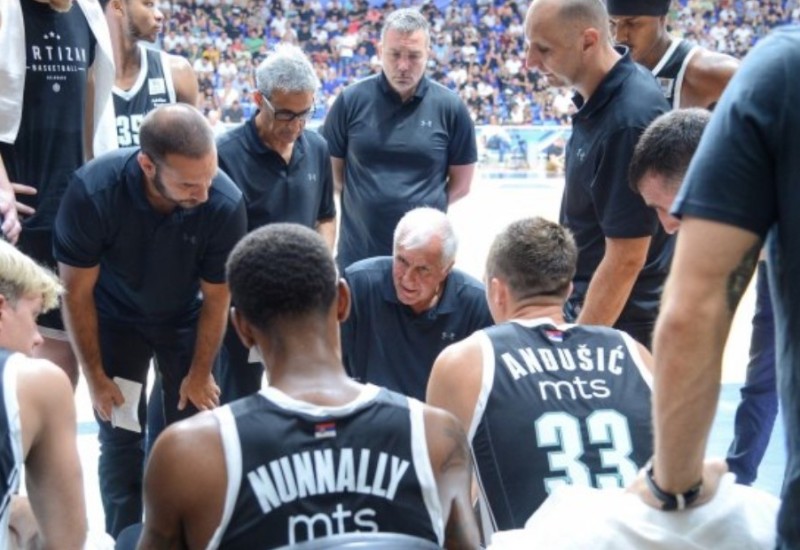 Partizan bacio Asvel na koljena