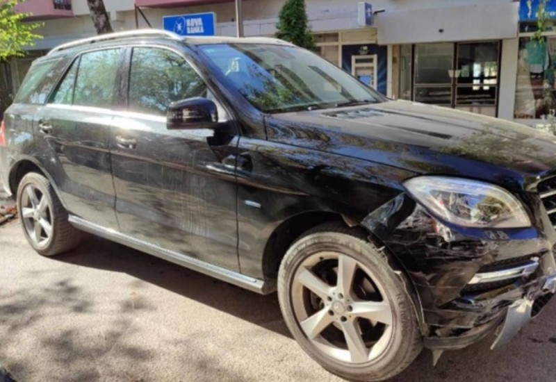 Vozač “mercedesom” napravio haos: Razbio tri automobila u centru grada
