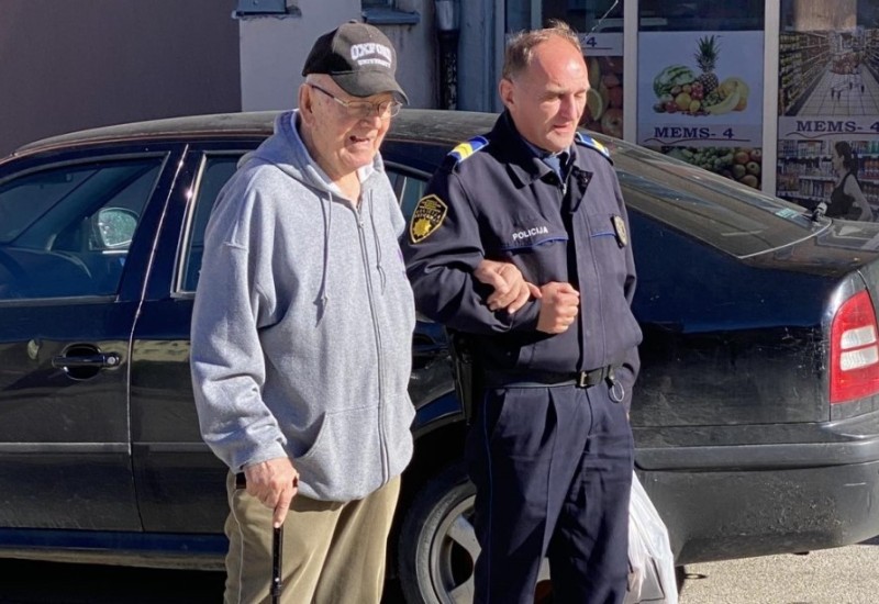 Policajac pomogao penzioneru: Gest koji je sve oduševio