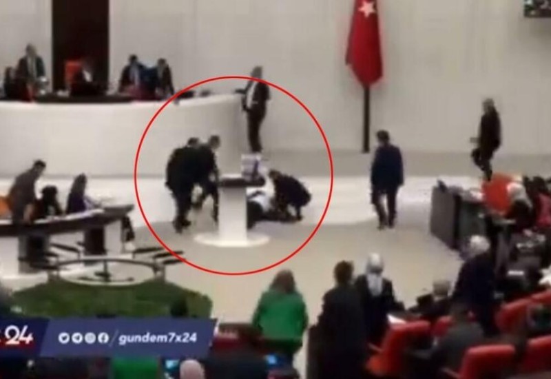 Neviđena drama u parlamentu: Turski poslanik prokleo Izrael pa doživio infarkt (VIDEO)