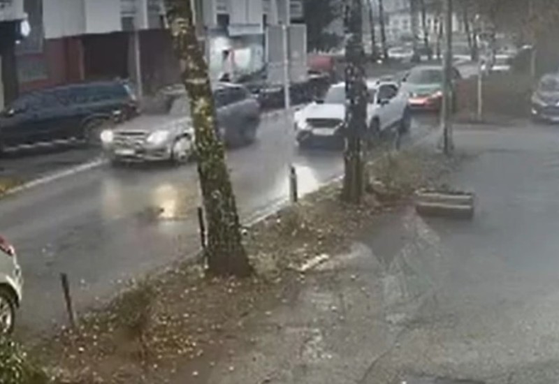 Uznemirujući prizor! “Mercedesom” udario dijete (8) i pobjegao VIDEO