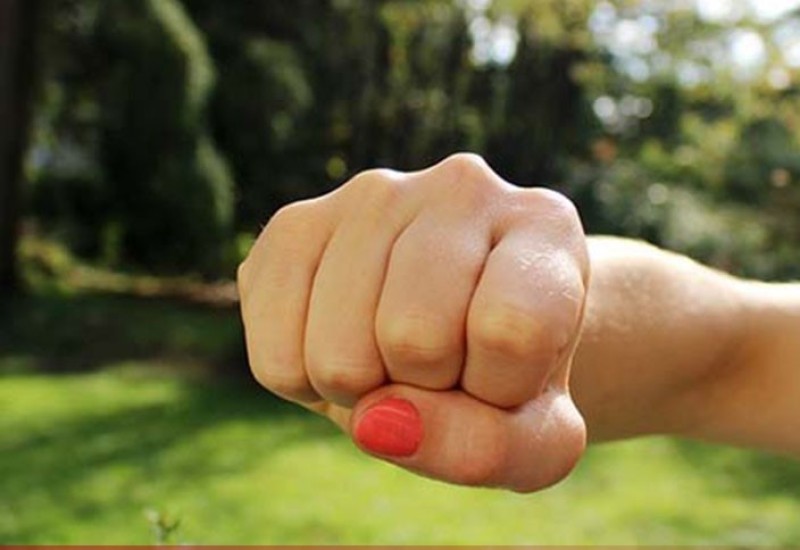 Tuča djevojka ispred pekare: Koštaš 20 evra