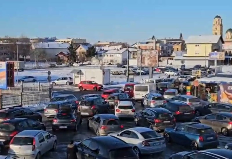 Slike iz Gradiške razotkrile štetnost odluke “eksperta” Krnjića – građani satima čekali, prevoznici pretrpjeli ogromne gubitke!