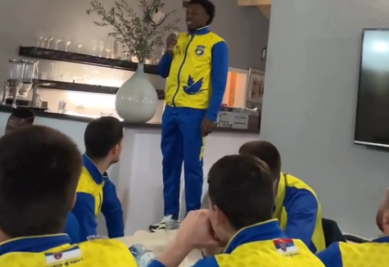 Fudbaler iz Gane oduševio saigrače: Zapjevao pjesmu Šabana Šaulića (VIDEO)