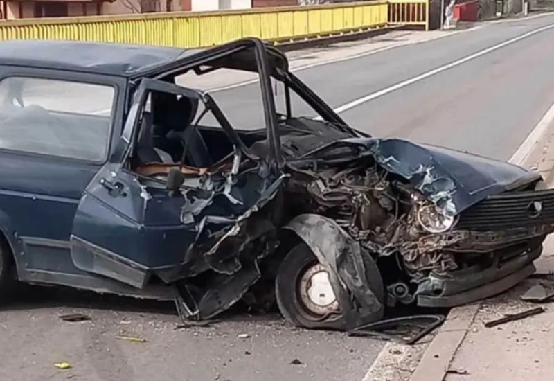 Težak udes u Banjaluci: Vozač prevezen na UKC, golf zdrobljen