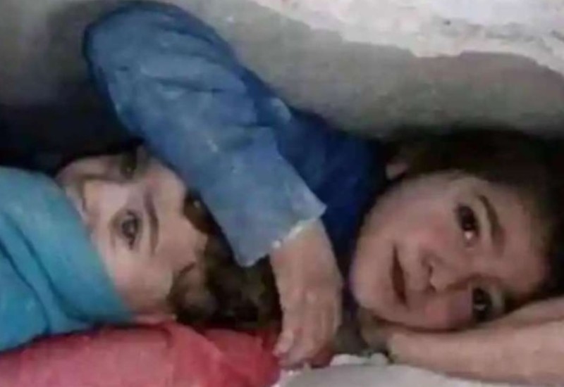 Potresan snimak mališana u ruševinama rasplakao svijet, a ovo je tužna priča iza tog prizora
