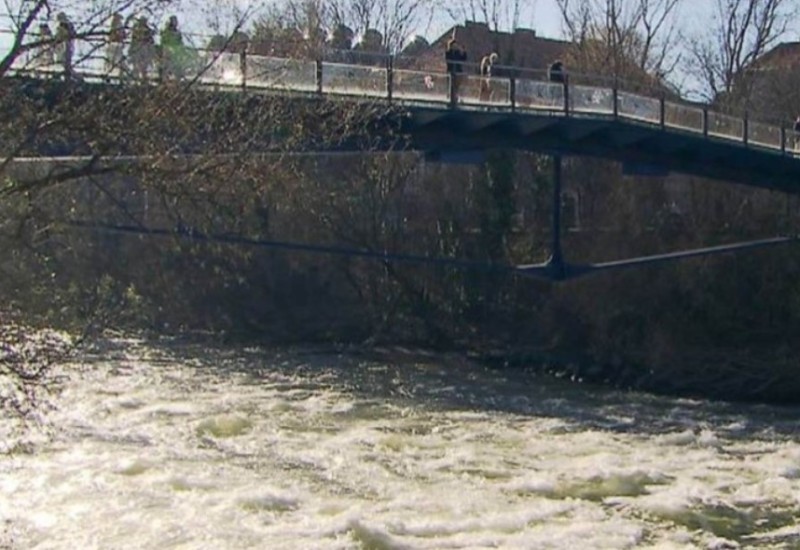 Šetao sa bebom pa upao u rijeku