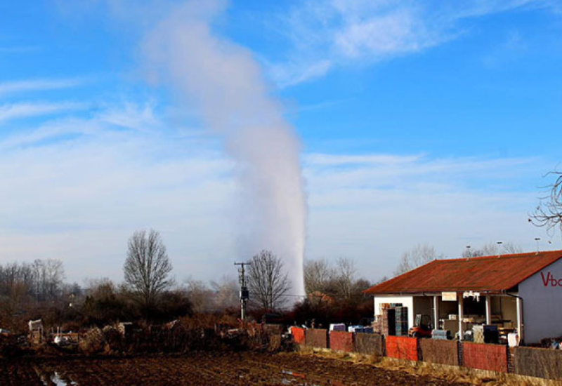 U BiH izbio gejzir, geolog tvrdi da ima nafte