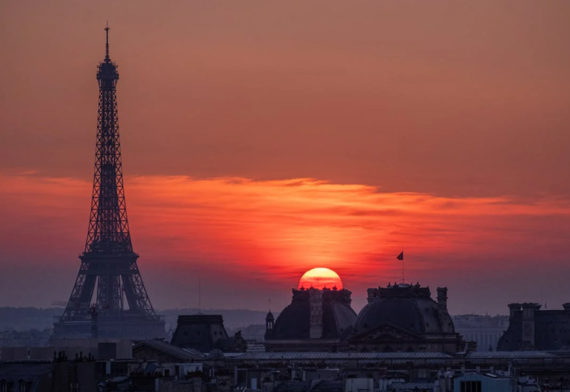 Turisti se slikaju pored planina smeća: Pariz zatrpan otpadom u strahu od štakora (FOTO/VIDEO)