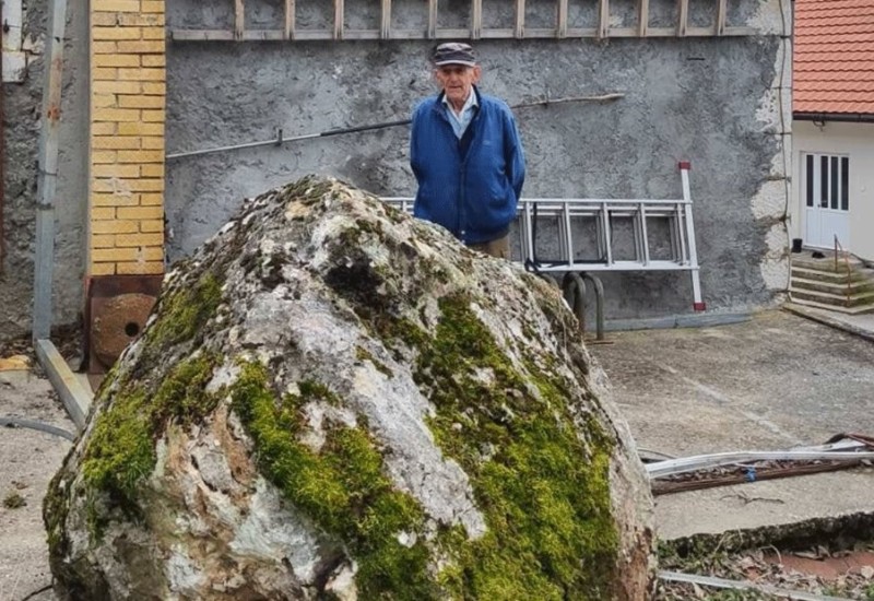 Zemljotres oštetio školu u Gacku, ogromna stijena završila u dvorištu kuće (FOTO)