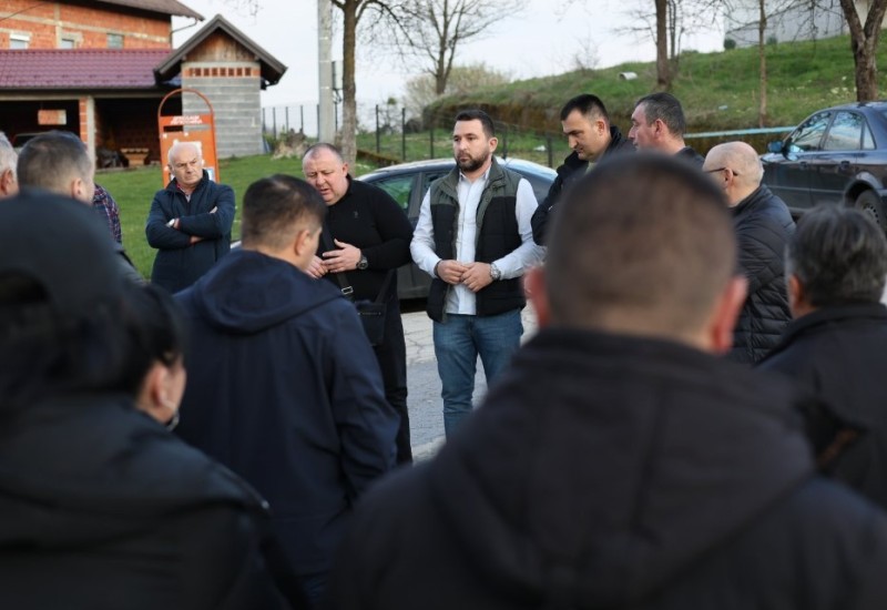Pećanac sa mještanima Debeljaka: Politika nije u klupi, ni pred kamerama.. Ovo je politika!