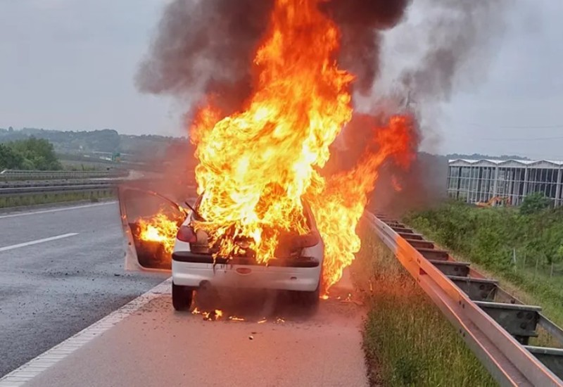 Vozilo u plamenu na auto-putu kod Prnjavora (VIDEO)