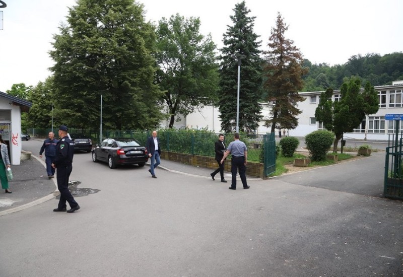 Oglasio se otac nastavnika upucanog u školi u Lukavcu