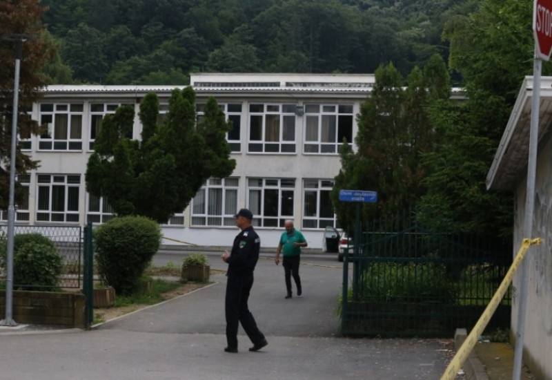 Dječak koji je pucao na nastavnika prebačen iz policijske stanice u bolnicu, slijede vještačenja