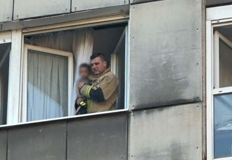 Sarajevski vatrogasac spasio dijete (2) koje je ostavljeno samo u stanu na Grbavici, majka uhapšena