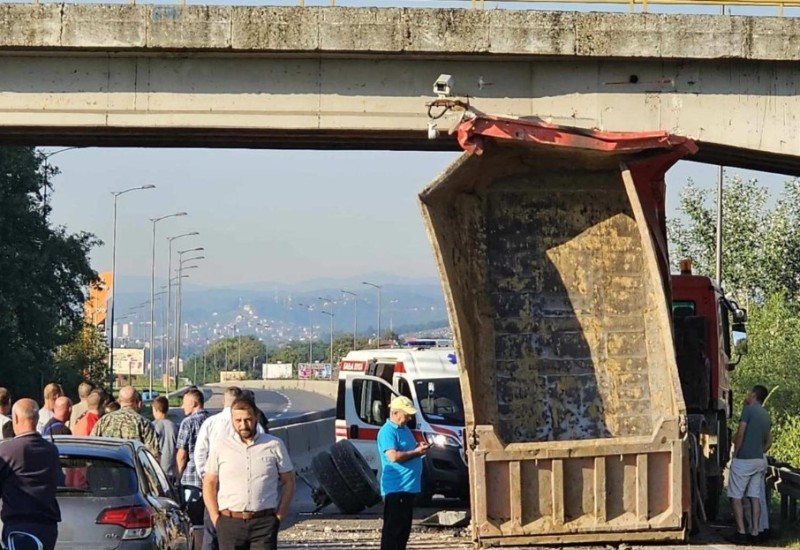 Kamion udario u nadvožnjak na brzoj cesti u Banjaluci, vozač završio na UKC RS (VIDEO)