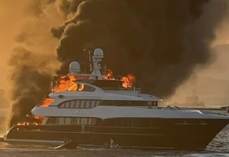 (VIDEO) DRAMATIČAN SNIMAK Izgorjela jahta poznatog milijardera, završila na dnu mora