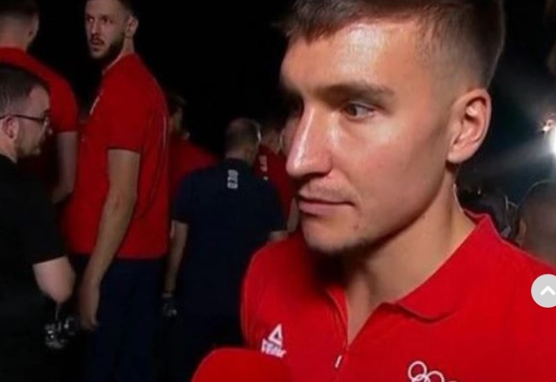 (VIDEO) ISPLIVALI NOVI SNIMCI Košarkaš je drži oko struka, a ona se topi u njegovom zagrljaju