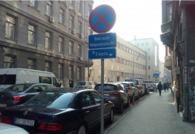 Prijetio supruzi pa ga punac zakačenog za vozilo vukao deset metara