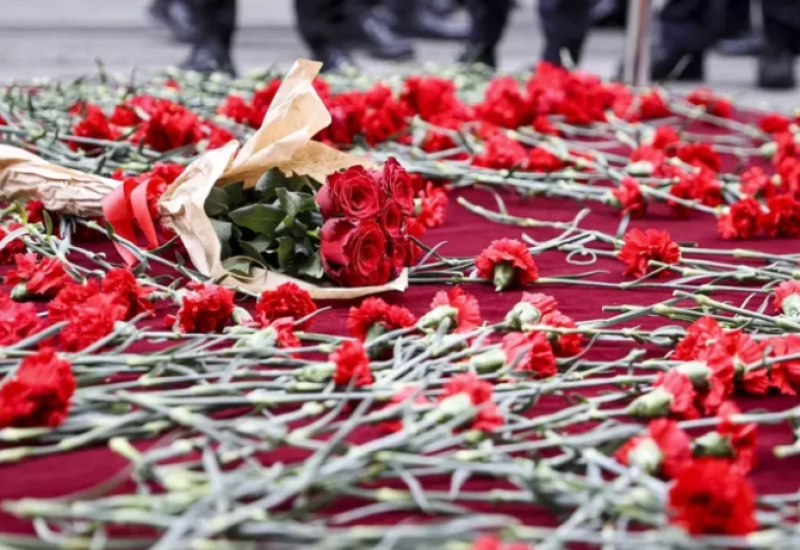 Građani ostavljaju karanfile na mjestu terorističkog napada u Istanbulu