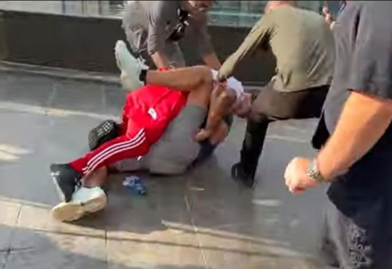 Profesionalni bokseri se potukli nasred ulice