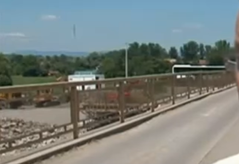 Potkopana ulica u Česmi, ugrožena djeca i vozači