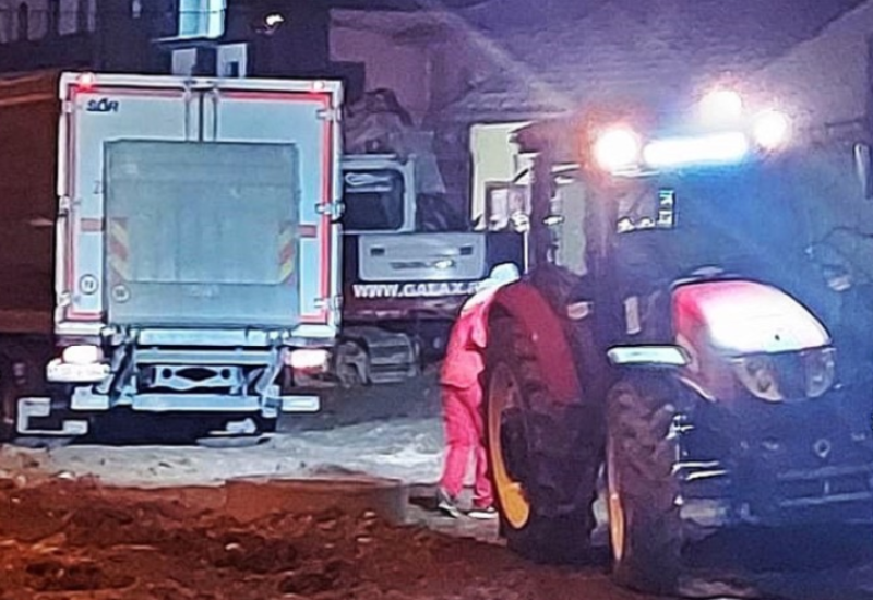 Rupa u gradu stvara probleme: Zaglavio se kamion, vukao ga traktor