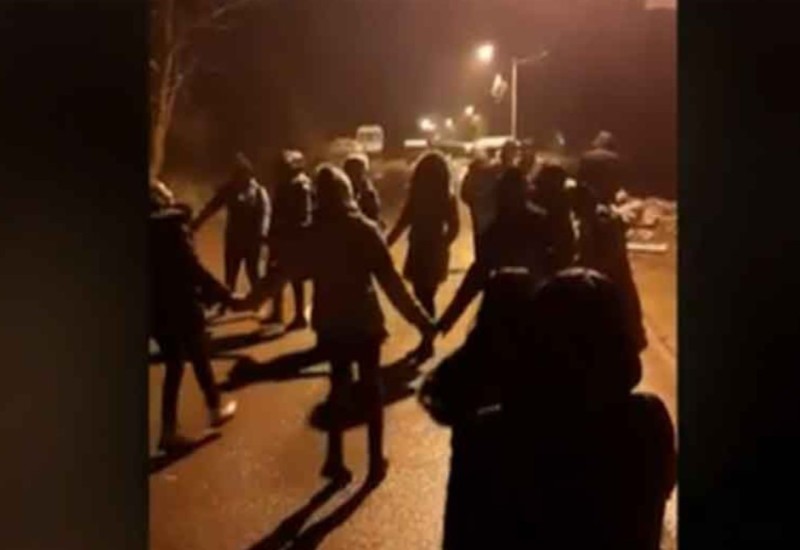 Srbi igraju kolo na barikadama u Zubinom Potoku (VIDEO)