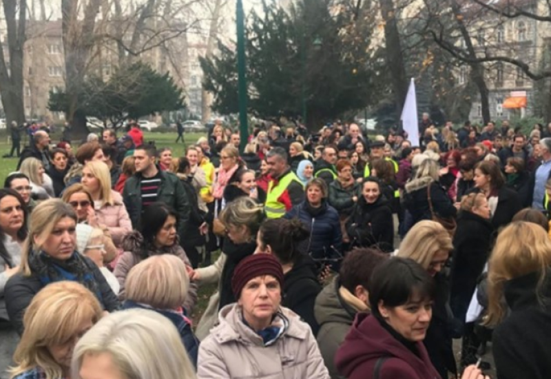 Protest radnika u javnoj upravi: Jedan od učesnika napao premijera VIDEO