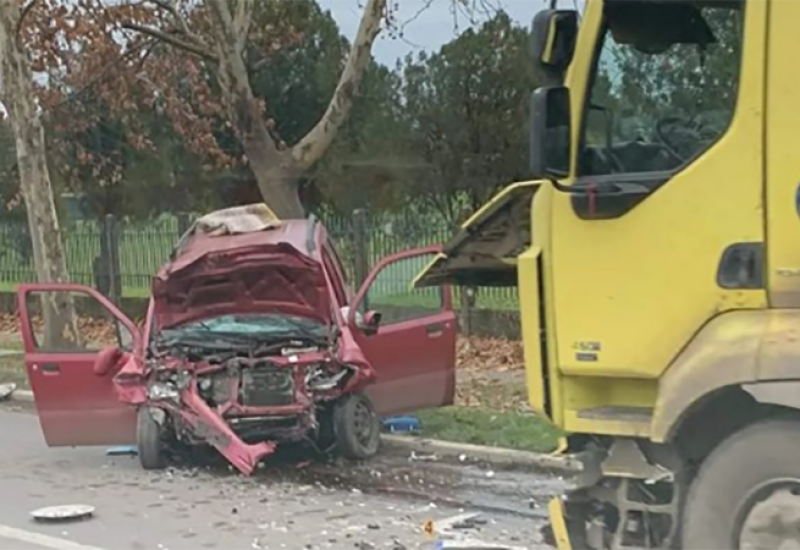 Teška saobraćajka: Sudar kamiona i automobila FOTO