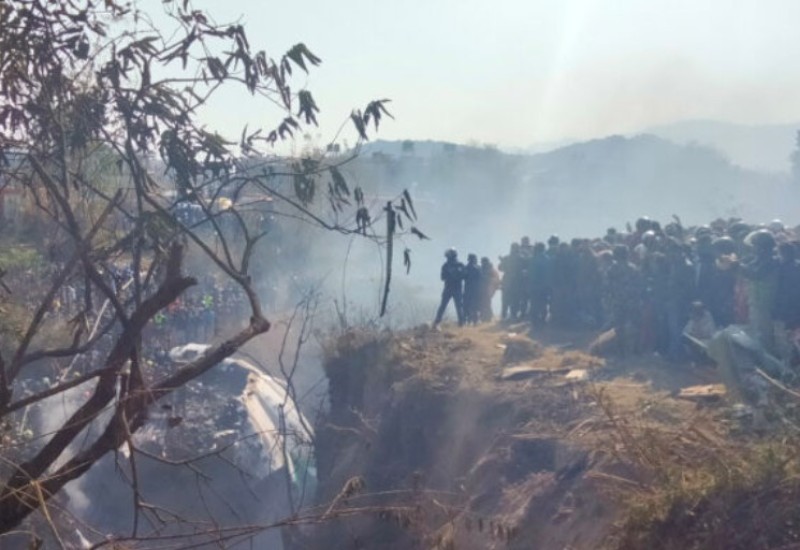 Posljednji snimak prije tragedije u Nepalu: Avion se zapalio tokom slijetanja, najmanje 40 mrtvih VIDEO