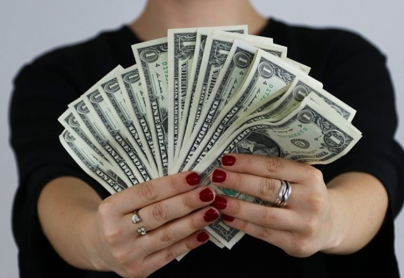 Dolar oštro pao, evro ojačao