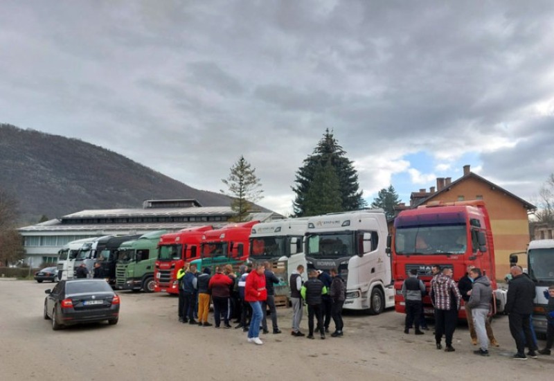 Defile kamiona drvarskim ulicama