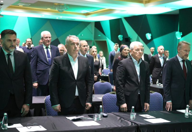 SDA kritikuje Trojku, Trojka SDA i tako u krug: Sarajevo bez rješenja, Federacija tone u dugove