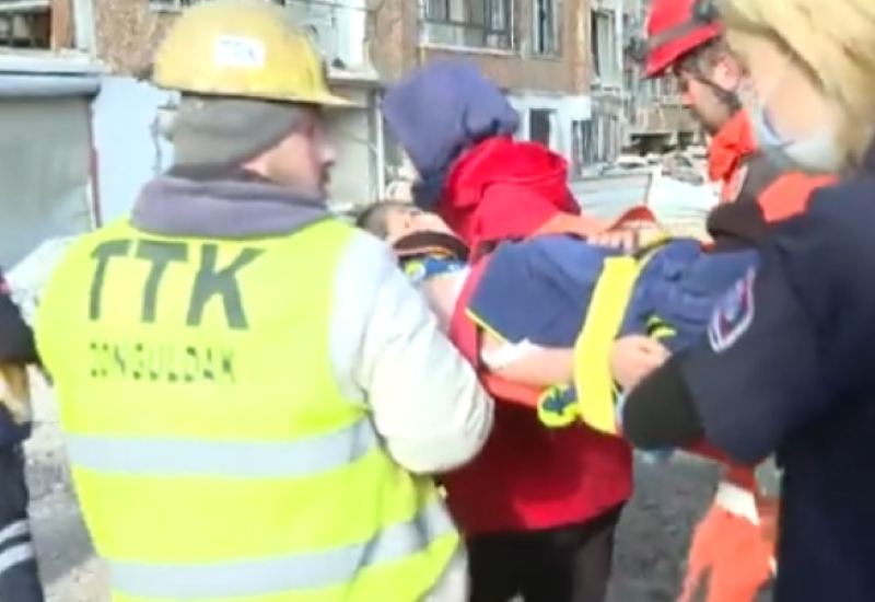 Novo čudo u Turskoj: Majka i dvoje djece spaseni iz ruševina nakon 228 sati (VIDEO)