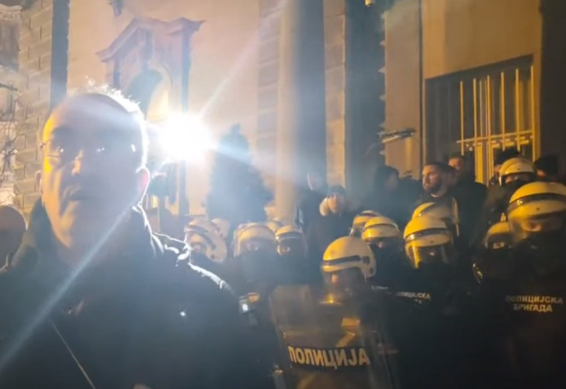 Incident na skupu u Beogradu: Desničari srušili ogradu pored Predsjedništva