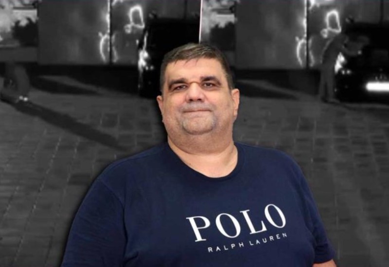 ZAPALJEN AUTO PRODUKCIJSKE KUĆE! Muškarac sa kapuljačom prišao vozilu parkiranom ispred televizije, polio ga benzinom i pobjegao: Kamere sve zabilježile