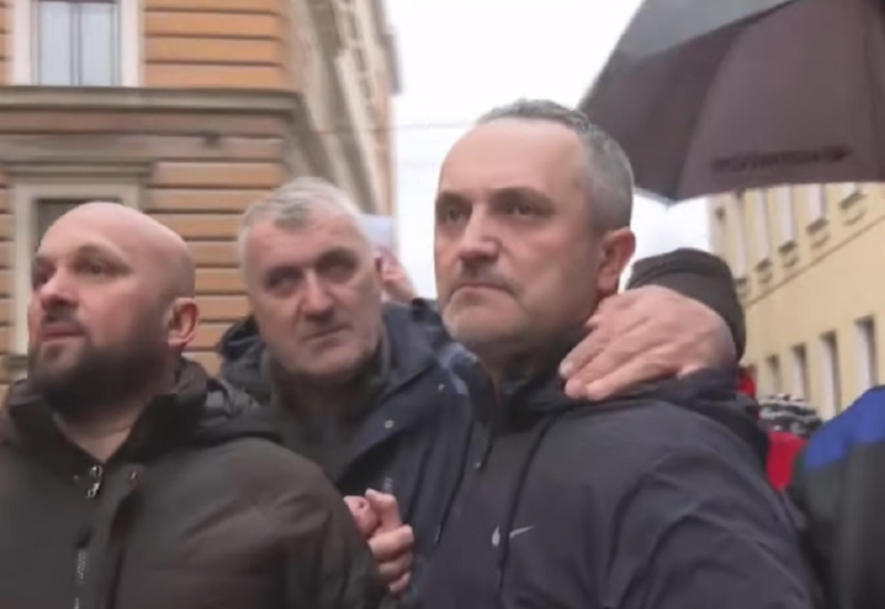 Vozač tramvaja Adnan Kasapović izašao na slobodu, građani ga dočekali aplauzom