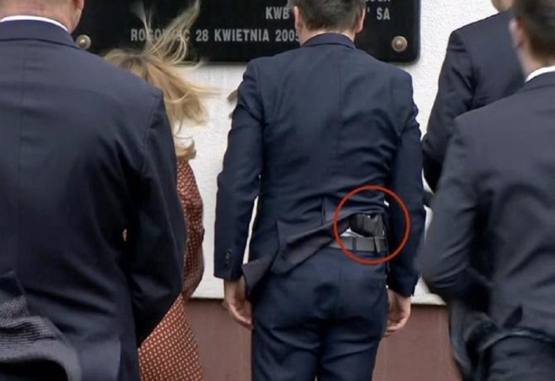 Vjetar otkrio pištolj za pojasom ministra (VIDEO)
