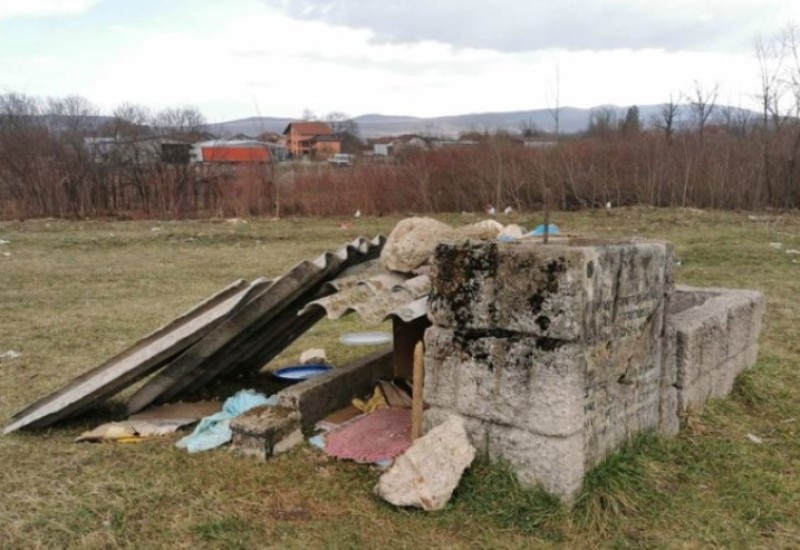 Iz udruženja ogorčeni: Od spomenika srpskim žrtvama napravili štenaru