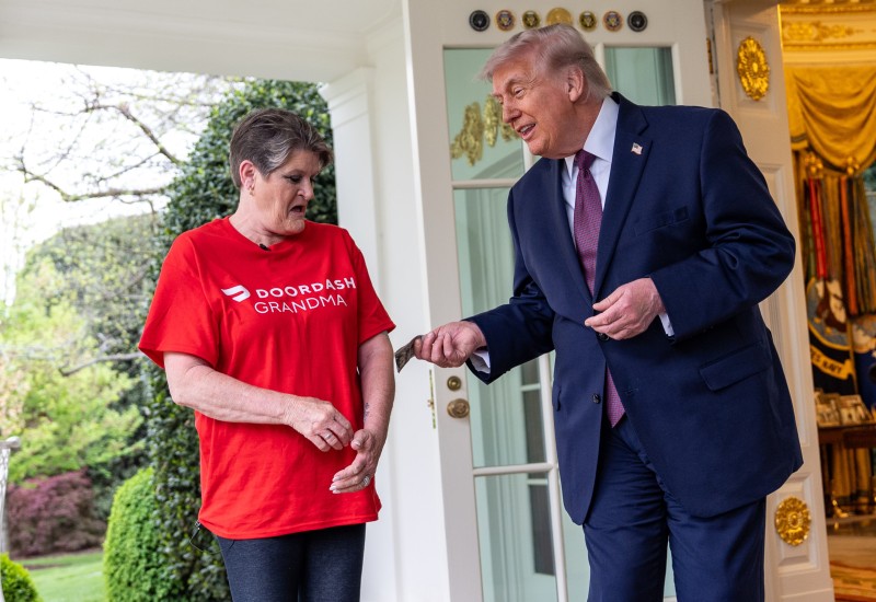 Tramp dao 100 dolara bakšiša dostavljačici u Ovalnom kabinetu — “ovo ne izgleda namješteno, zar ne?” (VIDEO)