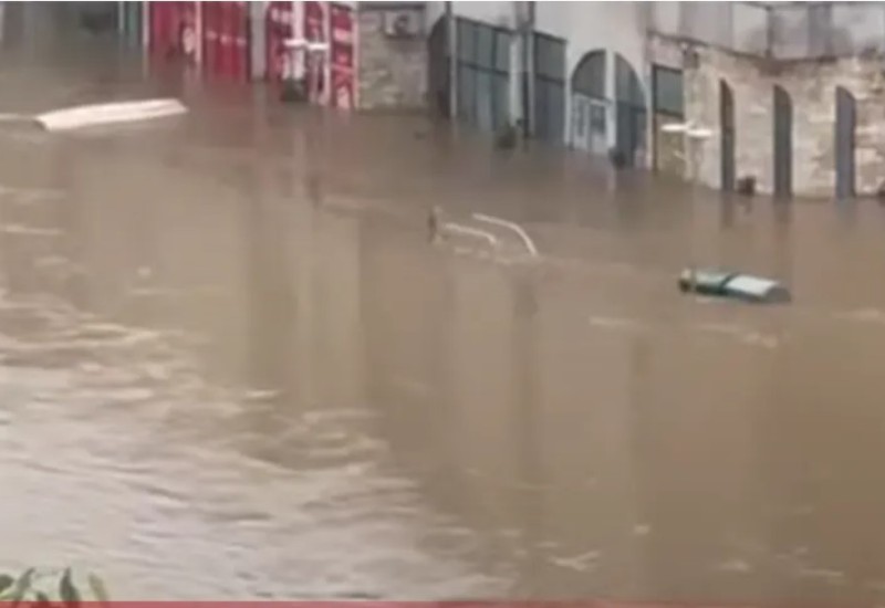 Napravio se pametan i ignorisao upozorenje pa autom zapeo u nabujaloj Uni
