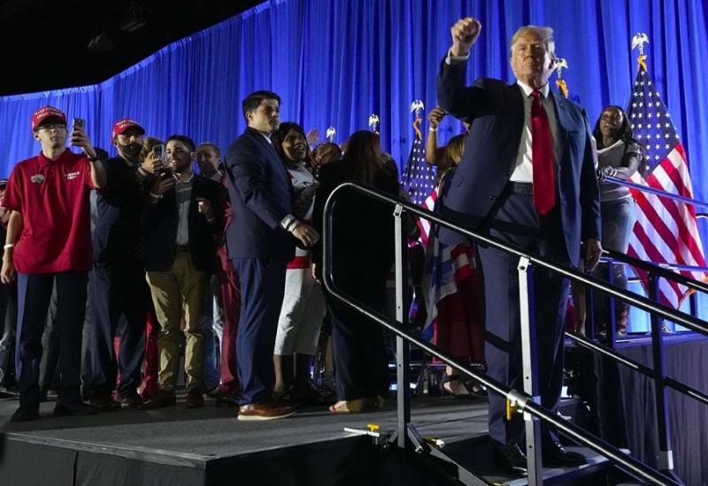 Tramp proslavio 78. rođendan uz tortu i kritike na račun Bajdena (VIDEO)