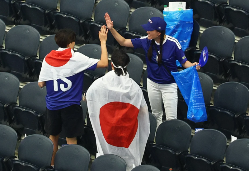 Japanski navijači nakon završetka utakmice na Mundijalu skupljali smeće i čistili stadion, snimci osvojili mreže