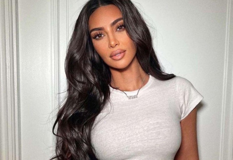 Iznenadila sve: Kim Kardašijan usred reklame skinula grudnjak VIDEO