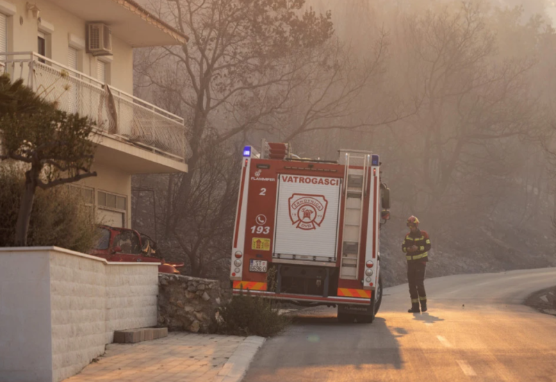 Lokalizovan požar na Dugom otoku, zadovoljavajuće stanje u Omišu, stabilizacija u Herceg Novom