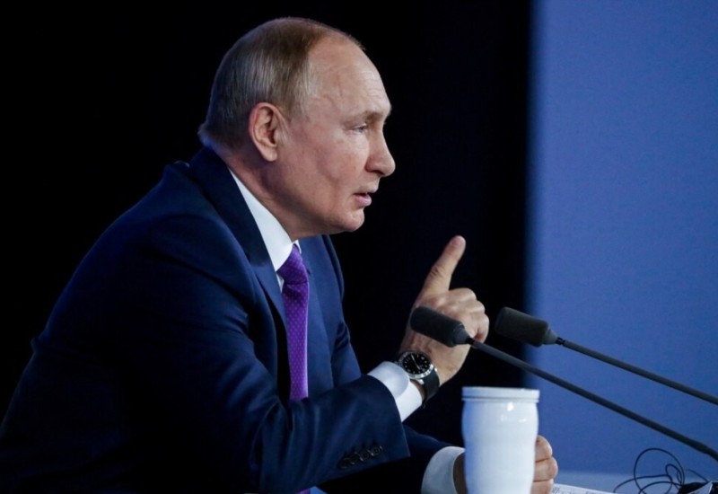 Putin sletio u Uzbekistan, sa svima na distanci