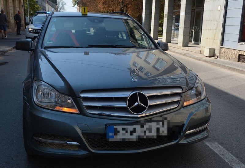Drogiranog vozača pronašli za volanom ukradenog mercedesa