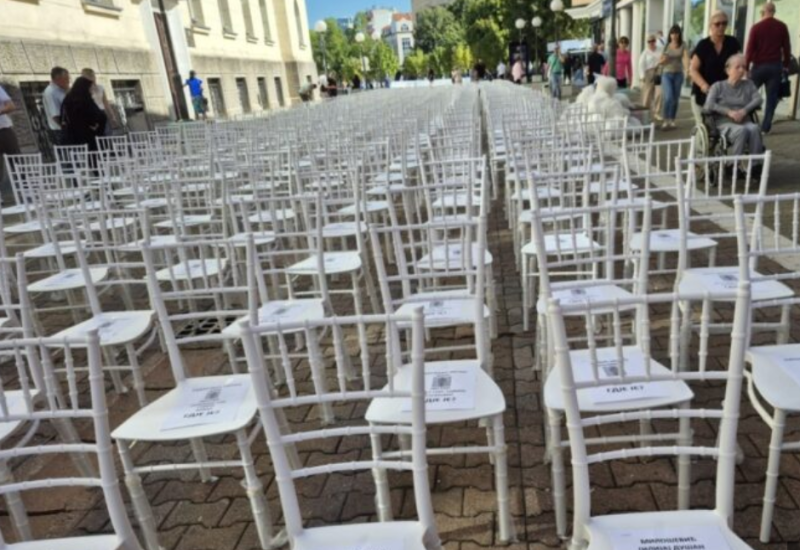 Gdje su i kada ćemo ih naći? Nepregledni niz praznih stolica u centru Banjaluke teži od svake riječi