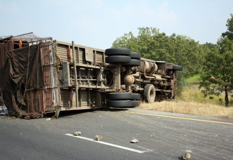 Prevrnuo se kamion na Iriškom Vencu, dvije osobe lakše povrijeđene